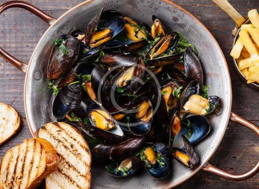 Fried Chilli Mussels with Croutons